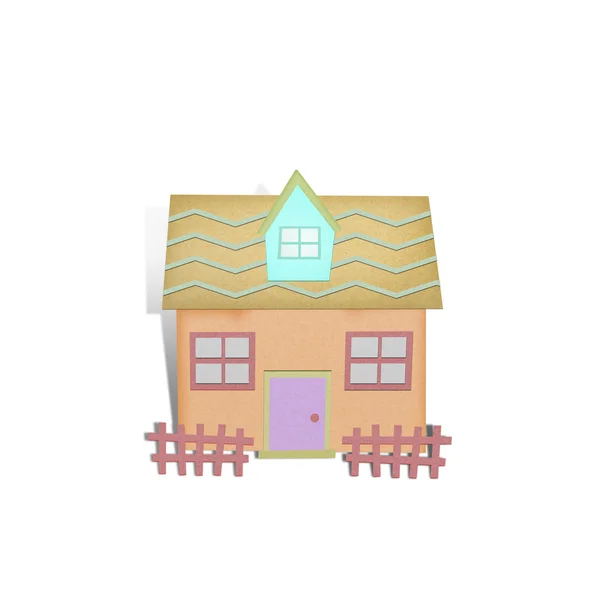Cartoon-Haus aus Recyclingpapier auf weißem Hintergrund — Stockfoto
