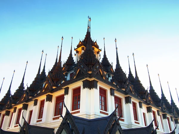 Thailändsk arkitektur: wat ratchanadda, loha prasat — Stockfoto