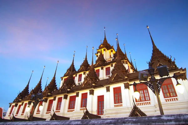 Architettura thailandese: Wat Ratchanadda, Loha Prasat — Foto Stock