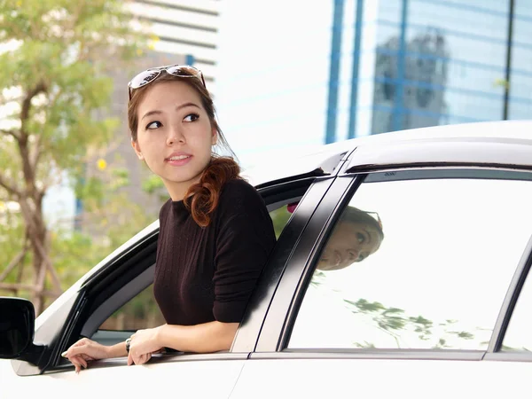 Junge hübsche asiatische Mädchen suchen bei zurück der Auto — Stockfoto