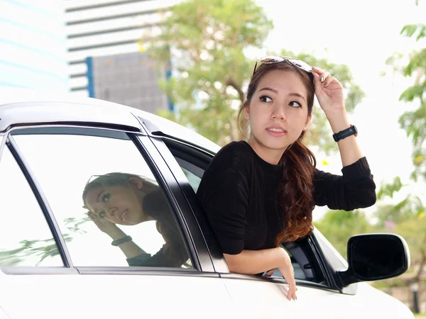 Junge hübsche asiatische Mädchen suchen bei zurück der Auto — Stockfoto