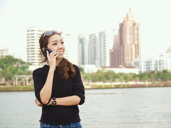 Pretty Asya arka bina ile telefonla arıyor — Stok fotoğraf