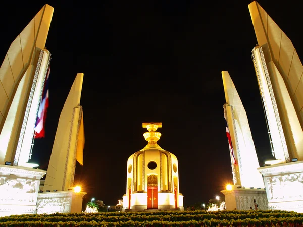 Monumento à democracia à noite em Bancoc . — Fotografia de Stock