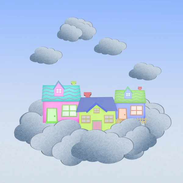 Дом из переработанной бумаги на облаке над небом — стоковое фото
