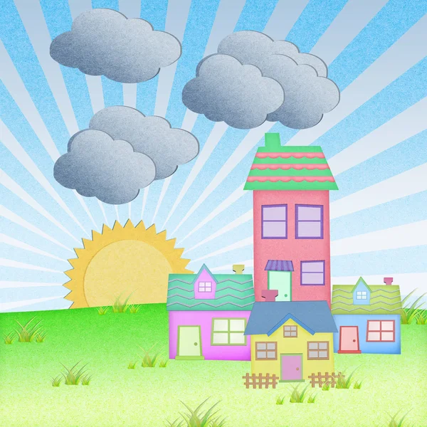 草フィールドおよび太陽セットの背景を持つリサイクル紙からの家 — ストック写真