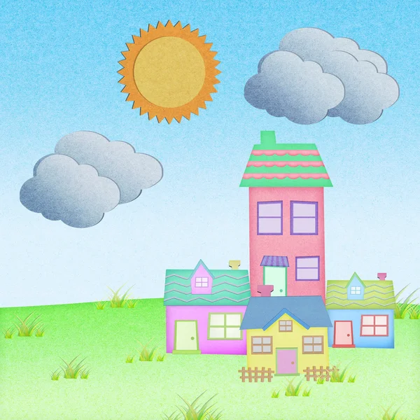 Будинок з переробки паперу з трав'яним полем з сонцем і хмарою — стокове фото