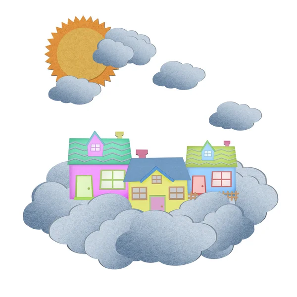 太陽と上空の雲のリサイクル紙からの家 — ストック写真