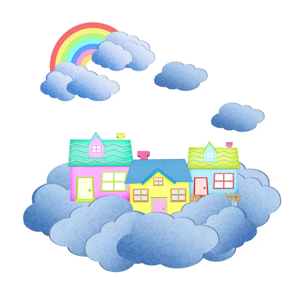 Casa de papel reciclado en una nube sobre el cielo con arco iris —  Fotos de Stock