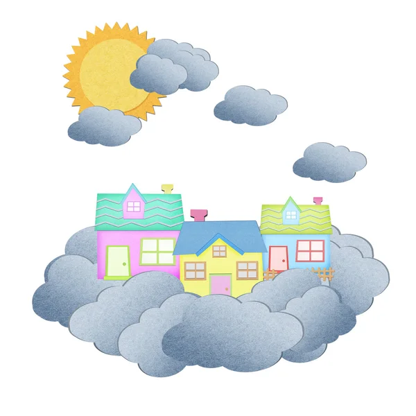 太陽と雲の上のリサイクル紙からの家 — ストック写真