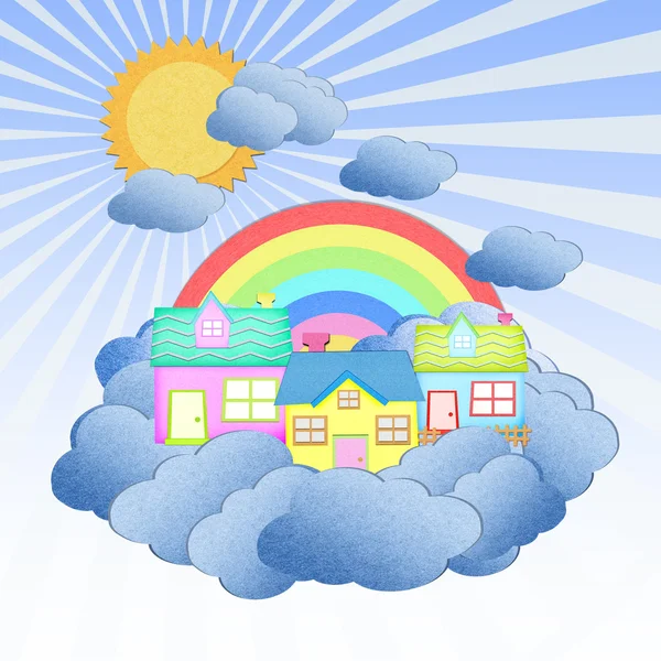 Дом из вторичной переработки бумаги на облаке над небом с радугой — стоковое фото