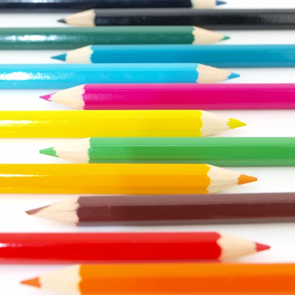 Fila de colores lápiz sobre fondo blanco — Foto de Stock