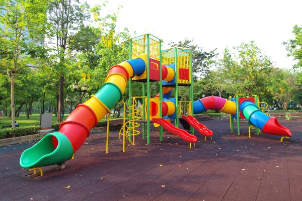 Colorido parque infantil en un parque de la ciudad —  Fotos de Stock