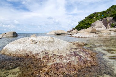 koh samui Tayland ada. Sahilde kaya yığını