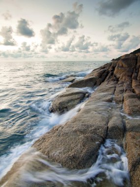 güzel bir deniz manzarası. Deniz ve sabah rock