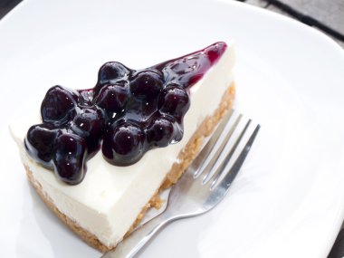 Yaban mersinli cheesecake bir dilim