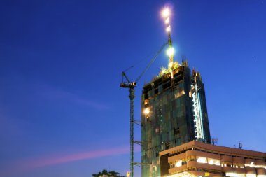 Şantiye kule vinç yükleyici ile gece atış