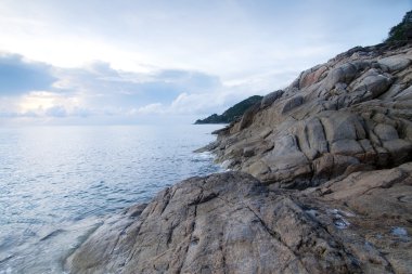 güzel bir deniz manzarası. Deniz ve kaya