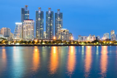 gece manzarası, bangk yansıması ile Bangkok şehir şehir merkezinde