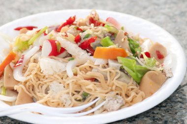 Tay baharatlı noodle salata.