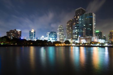 gece manzarası, bangk yansıması ile Bangkok şehir şehir merkezinde