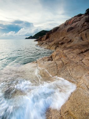 güzel bir deniz manzarası. Deniz ve kaya