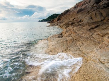 güzel bir deniz manzarası. Deniz ve kaya