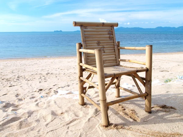 Liegestühle am tropischen Strand — Stockfoto