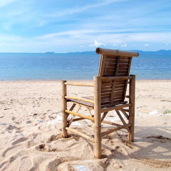 Stolar på tropisk strand — Stockfoto