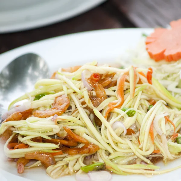 Ensalada de mango un delicioso y famoso aperitivo vegetal de Tailandia — Foto de Stock