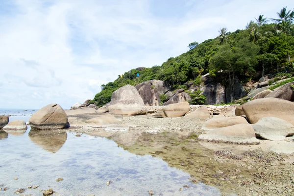 태국 섬 코 사무이 의입니다. 해변에 바위의 더미 — 스톡 사진