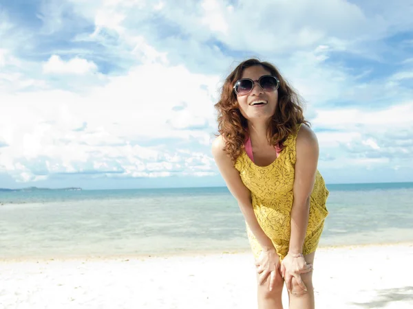 Mulheres asiáticas felizes na praia com vestido amarelo vibrante — Fotografia de Stock
