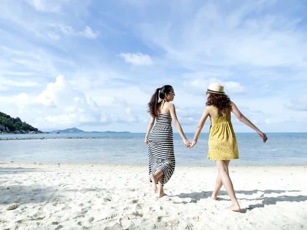 Mulher feliz juntos na praia de areia com fundo azul céu — Fotografia de Stock