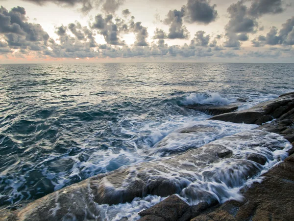 Hermoso paisaje marino. Mar y roca al atardecer —  Fotos de Stock