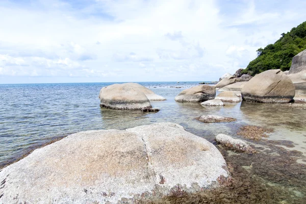 Tajskiej wyspie koh samui. Stos kamieni na plaży — Zdjęcie stockowe