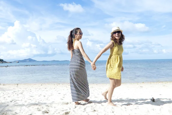 Mulher feliz juntos na praia de areia com fundo azul céu — Fotografia de Stock
