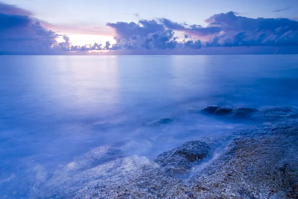 Пейзаж моря с камнем на закате . — стоковое фото