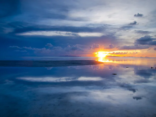 Słońce zachodzi nad plażą z pięknym odbicie — Zdjęcie stockowe