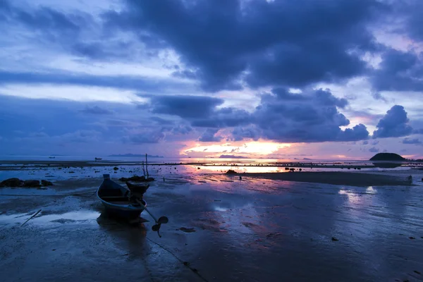 Łódź na plaży w zachód słońca — Zdjęcie stockowe