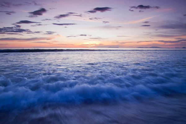 Günbatımı içinde dramatik dalga deniz manzara. — Stok fotoğraf