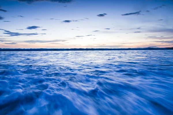 Paysage de la mer avec vague dramatique au coucher du soleil . — Photo