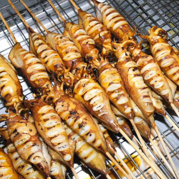 Många av grillad bläckfisk i thailändsk marknad — Stockfoto