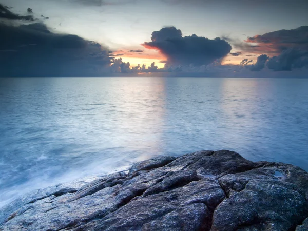 Hermoso paisaje marino. Mar y roca al atardecer — Foto de Stock