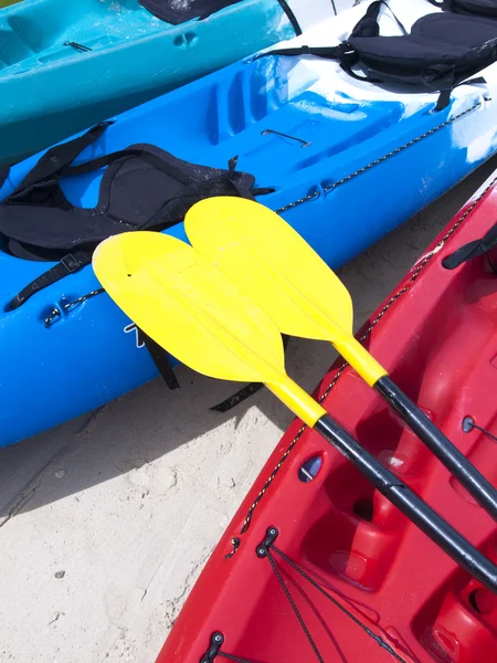 Remo di kayak giallo sul kayak rosso — Foto Stock