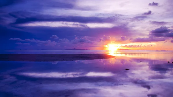 Słońce zachodzi nad plażą z pięknym odbicie — Zdjęcie stockowe