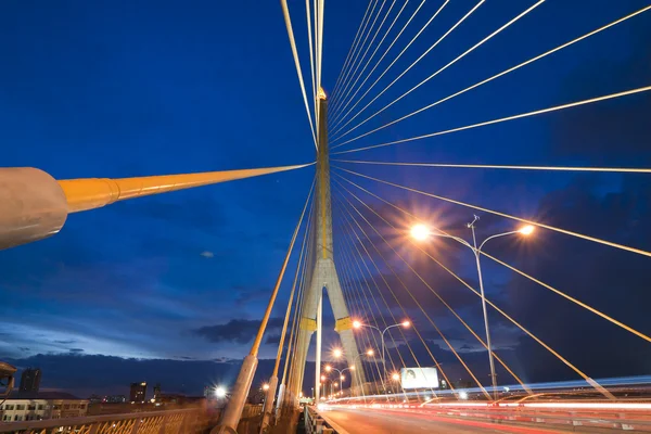 Mega-Schleuderbrücke, Rama 8, in Thailand — Stockfoto