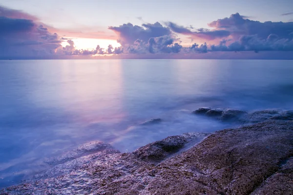 Красивый морской пейзаж. Море и скала на закате — стоковое фото