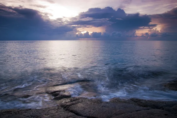 Piękny krajobraz morski. Morze i skała o zachodzie słońca — Zdjęcie stockowe