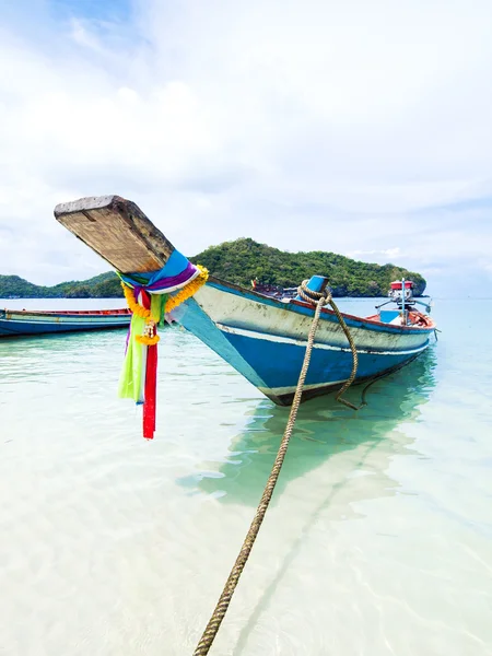 Long tail tekne oturmak plaj, samui Adası, Tayland — Stok fotoğraf