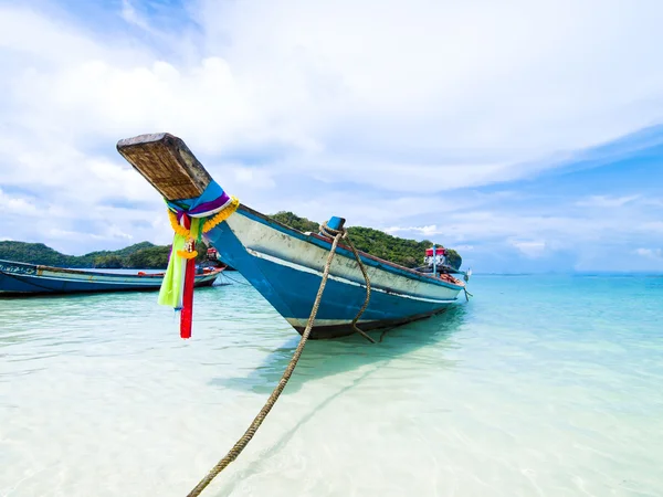 Barco de cola larga sentarse en la playa, isla de Samui, Tailandia —  Fotos de Stock