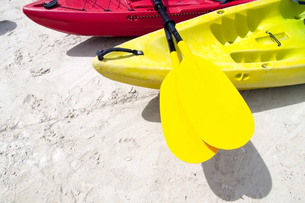 Желтое каякское весло — стоковое фото